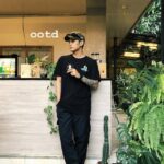 Seorang Pria berdiri dengan memegang minuman di Kopi Subang beralamat di Kopi Qyanda