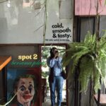 Perempuan sedang miror slefie di Kedai Kopi Subang Kopi Qyanda