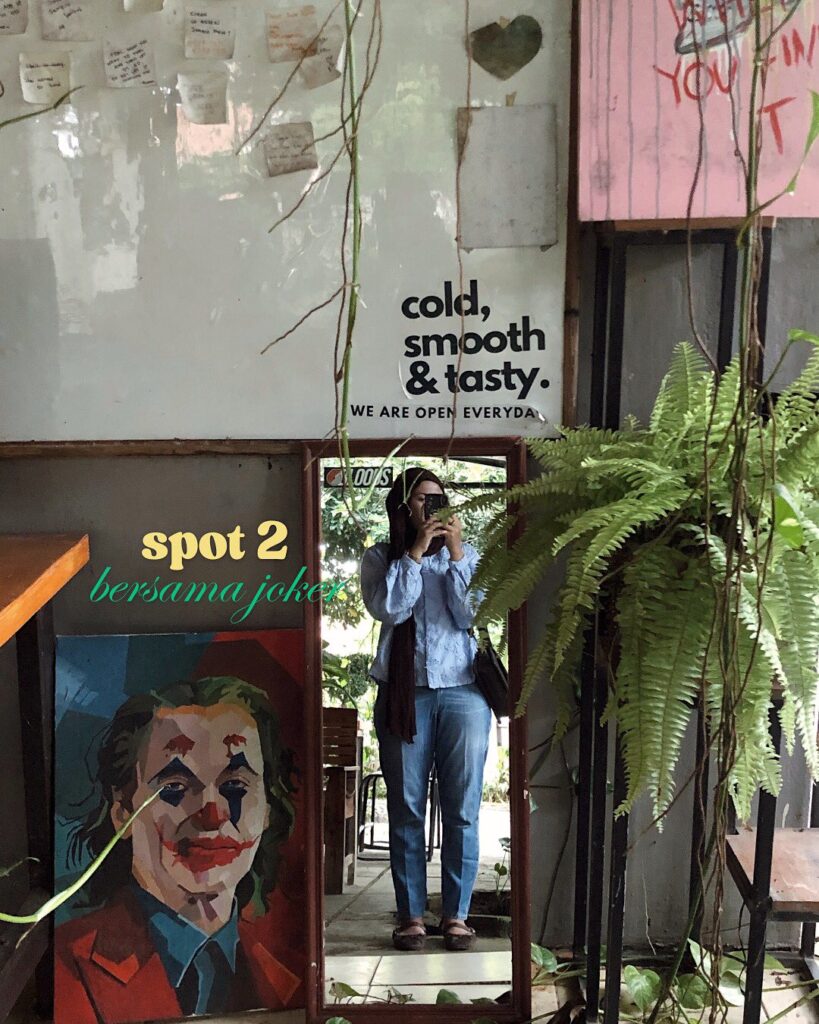 Perempuan sedang miror slefie di Kedai Kopi Subang Kopi Qyanda