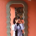 Seorang wanita sedang melakukan Miror Selfie di Kopi Subang beralamat di Kopi Qyanda